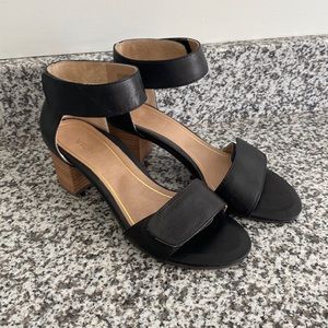 Size 6.5 black Vionic dress sandals